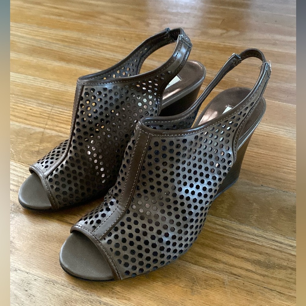 Vera Wang Brown Wedges